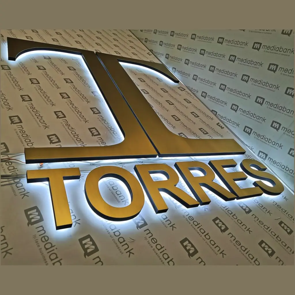 e/9 - Litere volumetrice luminoase cu efect halou Torres.